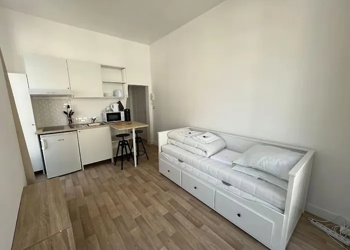 Iris Yourhosthelper * Caen